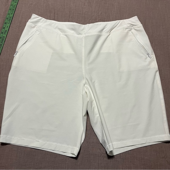 Chico's 3.5 Women’s white size XL/18  Shorts Like New Athletic elastic waistband - Picture 2 of 7